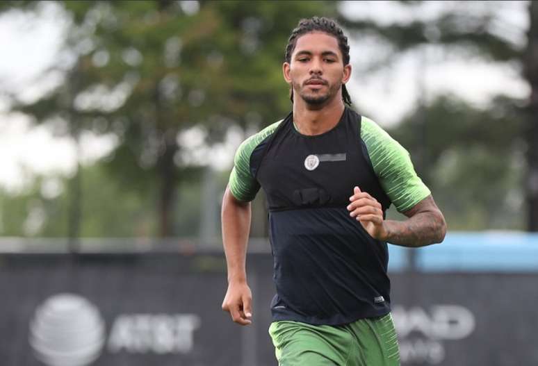 Guardiola afirmou que Douglas Luiz está pronto para atuar no City (Foto: Divulgação / Manchester City)