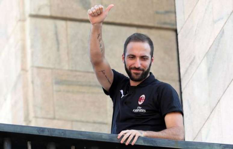 Higuaín é apresentado pelo Milan e mira títulos na temporada