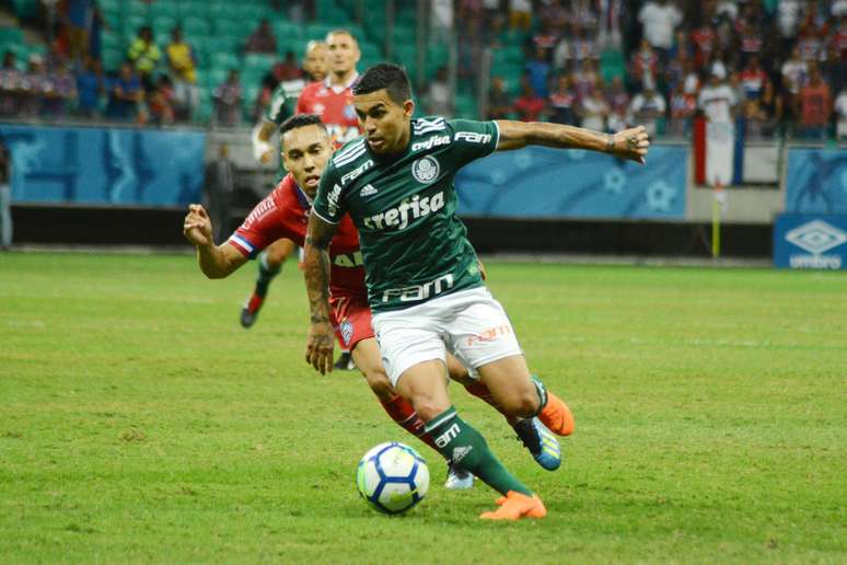 Dudu domina a bola pelo Palmeiras