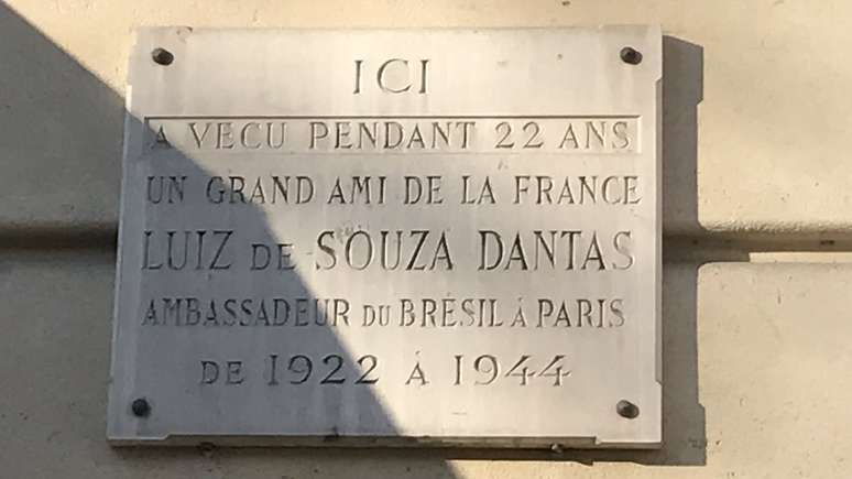 Esta placa comemorativa em Paris reconhece Souza Dantas como um "grande amigo da França"