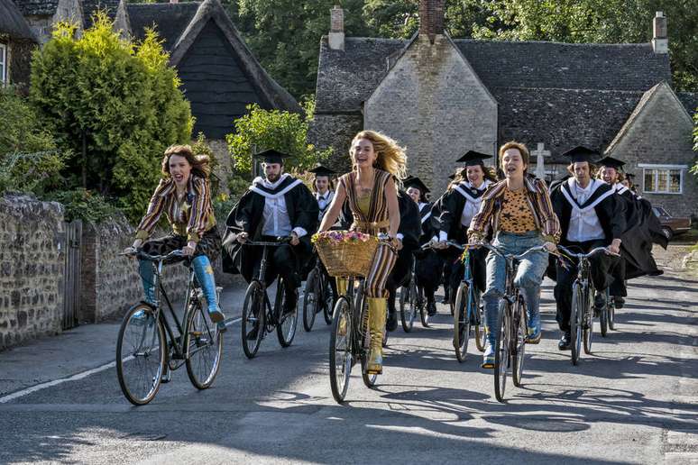 Depois da formatura, Donna e outros estudantes saem de bicicleta: cena foi gravada em Whytam, vilarejo de 131 habitantes a 1h30 de Londres