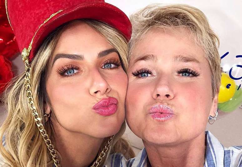 Giovanna Ewbank com chapéu típico das paquitas ao lado de Xuxa Meneghel.