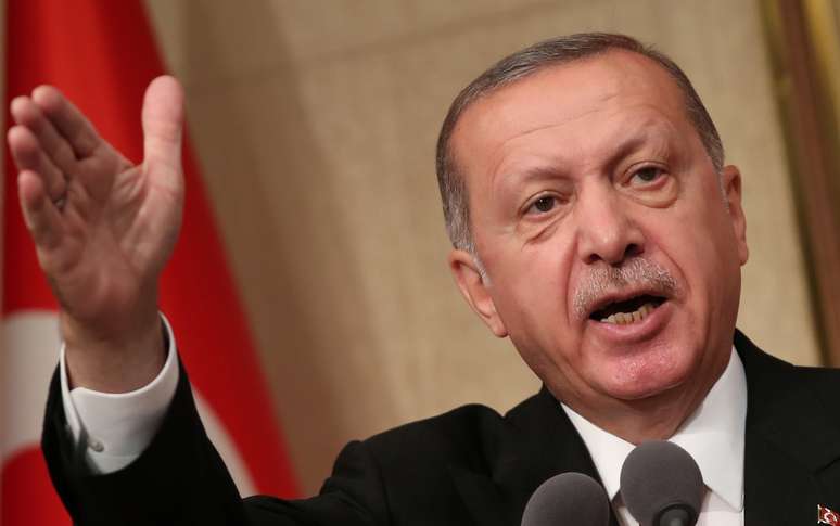 No domingo (12), o presidente da Turquia, Tayyip Erdogan alertou sobre "medidas drásticas" caso as empresas retirem moeda estrangeira dos bancos em meio à atual crise monetária do país