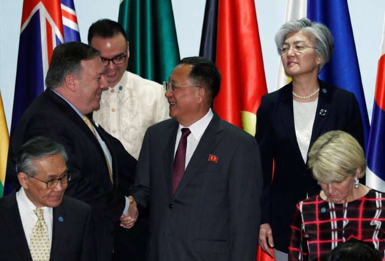Mike Pompeo, secretário de Estado dos EUA, e Ri Yong Ho, ministro de Relações Exteriores da Coreia do Norte, se cumprimentam em fórum em Cingapura. 04/08/2018. REUTERS/Edgar Su