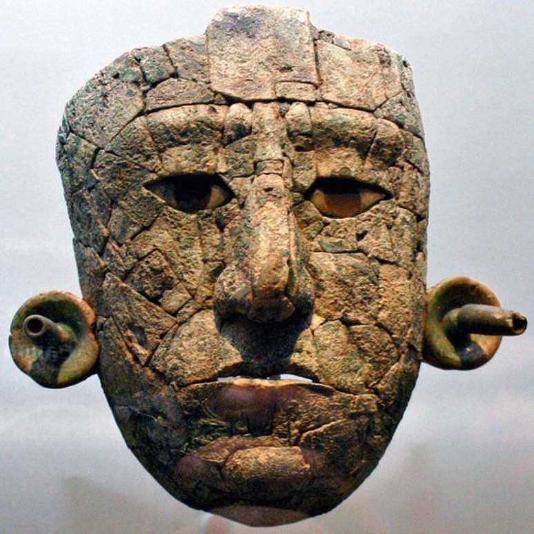 Máscara encontrada na urna funerária estava quebrada em 119 pedaços; sua reconstrução levou nove meses