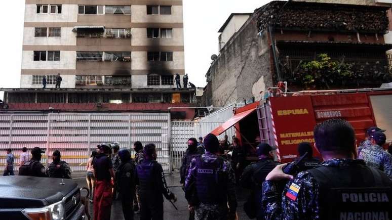 Bombeiros disseram que o incidente foi, na verdade, uma explosão de gás num prédio próximo ao local onde Maduro discursava