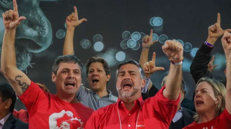 A cúpula petista está em compasso de espera, aguardando Lula. Da esq. para a dir: Lindbergh, Haddad, Paulo Pimenta e Gleisi Hoffmann