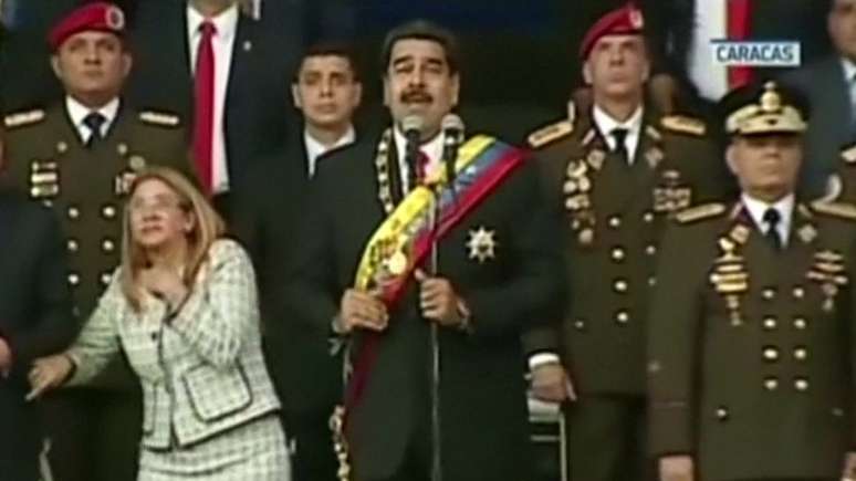 Presidente Maduro (centro) e sua esposa Cilia Flores (esquerda) participavam de um evento militar, quando ouviram um barulho alto