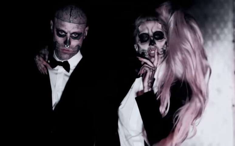 Zombie Boy e Lady Gaga em cena do clipe 'Born This Way'.