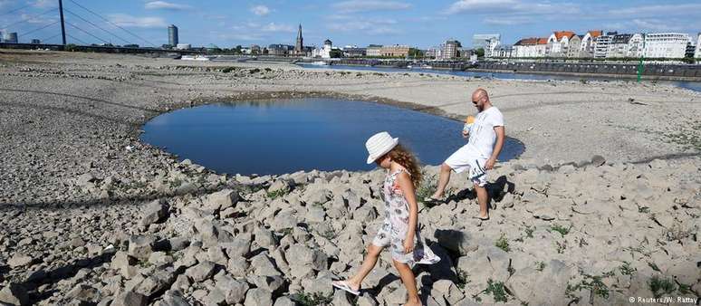 As margens do Reno na Alemanha: rio seco como raras vezes de viu