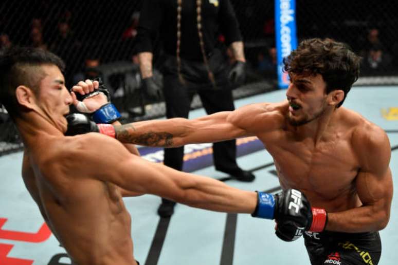 Com triunfo no UFC 227, Carcacinha chegou a três vitórias seguidas na organização (Foto: Getty Images/UFC)