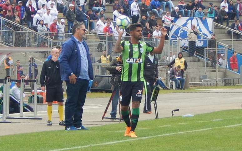 Após empate, lateral do Coelho valorizou esforço coletivo (Foto: Mourão Panda / Divulgação / América-MG)