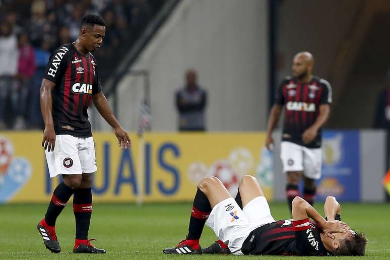 Paulo André sentiu dores e teve que ser substituído no primeiro tempo