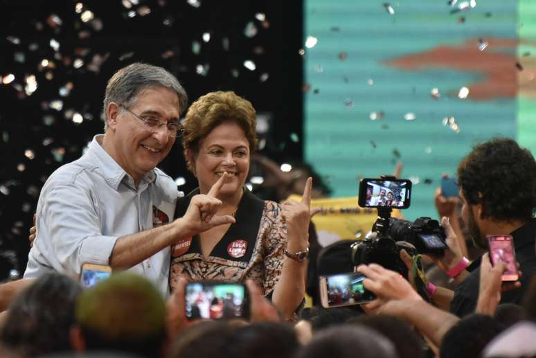 A ex-presidente da República, Dilma Rousseff, é lançada como candidata ao Senado por Minas Gerais pelo Partido dos Trabalhadores (PT), em convenção realizada neste domingo (05), na quadra Vilarinho, na zona norte de Belo Horizonte (MG). A convenção lançou, ainda, a candidatura de Fernando Pimentel (à esquerda) à reeleição como governador de Minas.