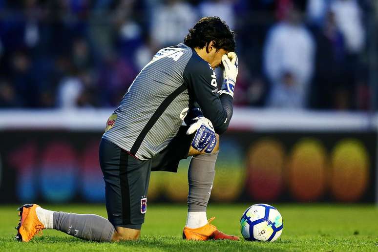 Goleiro Richard lamenta derrota que empurrou o Paran&aacute; para a lanterna do Brasileiro