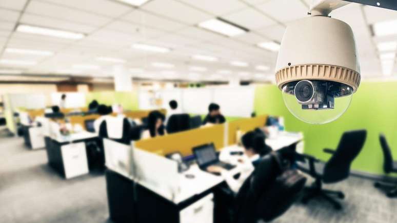 Algumas empresas usam câmeras e sensores infravermelhos para detectar quantas pessoas estão trabalhando em uma parte específica do escritório e o quanto estão se movendo