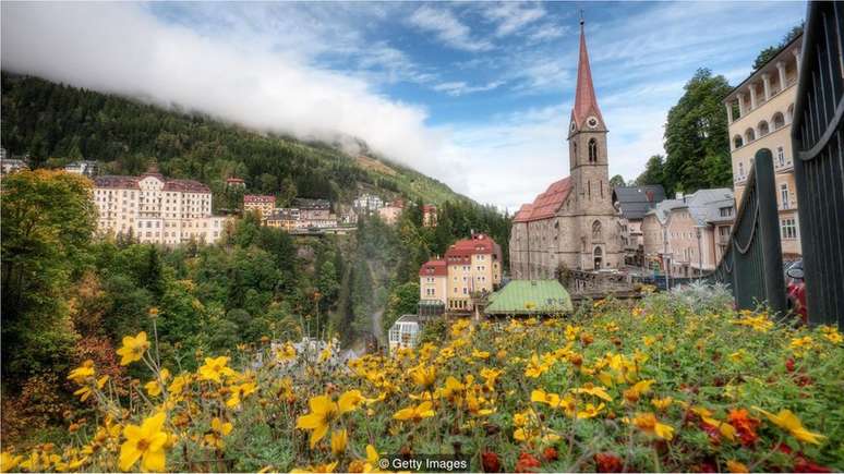 Na cidade austríaca de Bad Gastein, turistas de spas buscam aumentar o bem-estar respirando o gás radônio