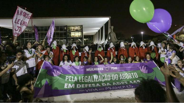 Mulheres protestam em frente ao STF vestidas como personagens da série "The Handsmade Tale", sobre uma sociedade que oprime as mulheres