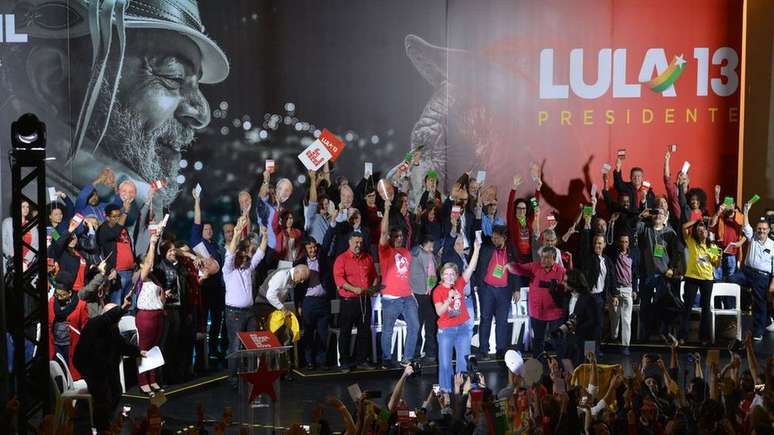 PT lança candidatura de Lula, apesar de ex-presidente estar condenado e, portando, inelegível segundo a Lei da Ficha Limpa