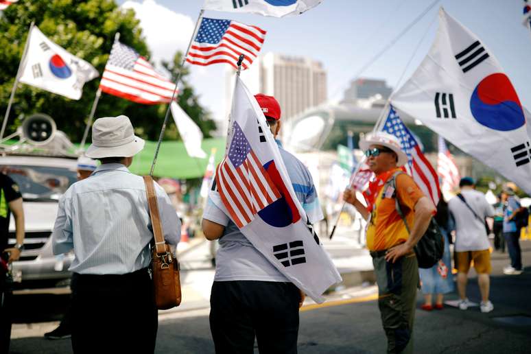 Membros de grupo conservador de direita protestam contra a Coreia do Norte a a favor dos EUA em Seul 04/08/2018 REUTERS/Kim Hong-Ji