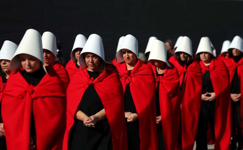 Ativistas vestidas de "The Handmaid's Tale" participam de protesto a favor da legalização do aborto em Buenos Aires 05/08/2018 REUTERS/Marcos Brindicci