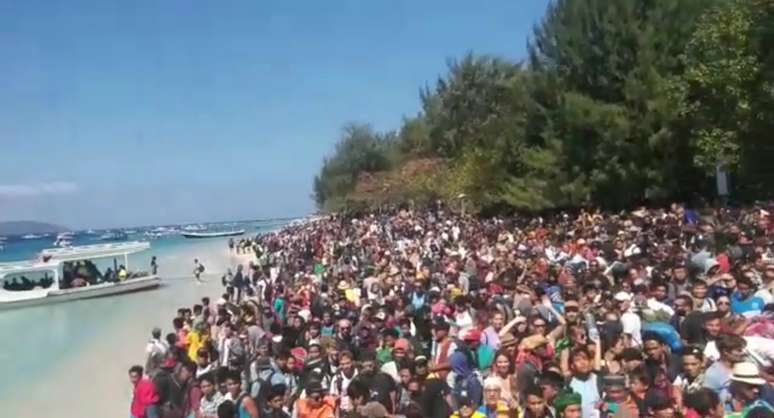 Multidão se aglomera em praia para sair da ilha Gili, na Indonésia, após terremoto atingir a região 06/08/2018 Polícia Marítima da Indonésia/Divulgação via Reuters