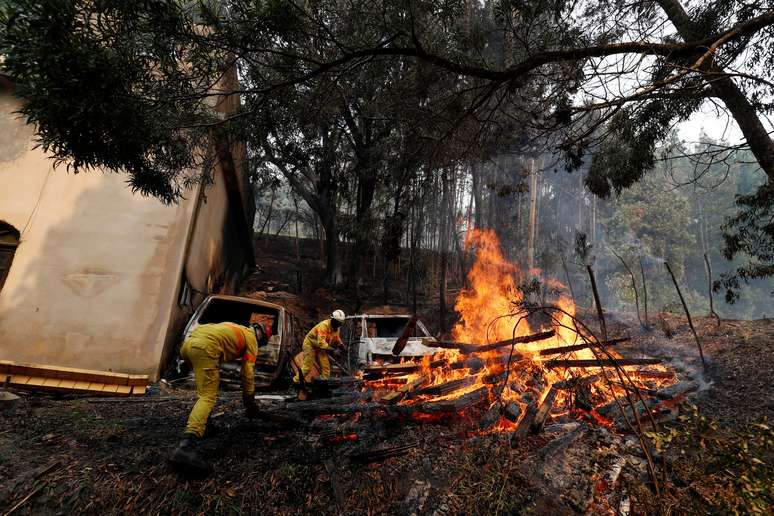 Bombeiros combatem inc&ecirc;ndio florestal em Monchique, Portugal  06/08/2018 REUTERS/Rafael Marchante 