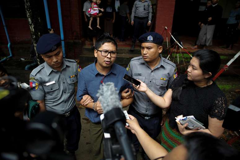 Jornalista da Reuters Wa Lone concede entrevista ao deixar tribunal de Yangon 06/08/2018 REUTERS/Ann Wang