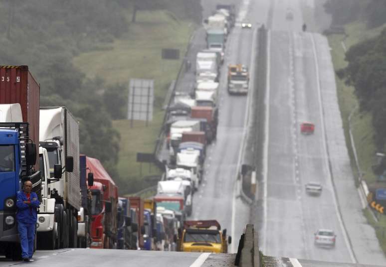 Caminhões carregando soja parados na BR-277 perto do porto de Paranaguá, Curitiba, Brasil
15/03/2011
REUTERS/Rodolfo Buhrer
