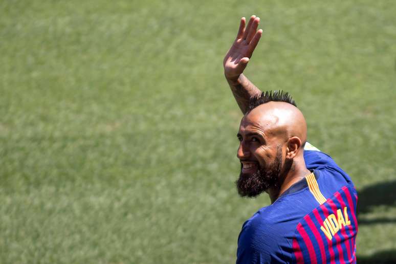 Meio-campista Arturo Vidal &eacute; apresentado pelo Barcelona 06/08/2018 REUTERS/Albert Salame