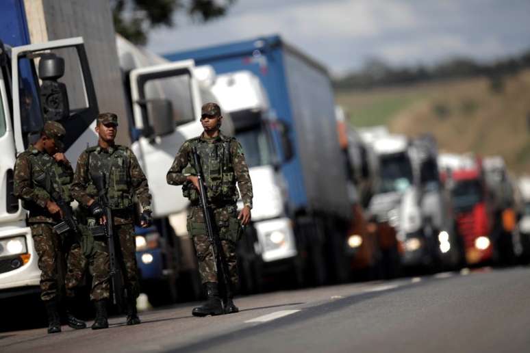 Militares escoltam caminhões durante greve dos caminhoneiros 30/05/ 2018. REUTERS/Ueslei Marcelino - RC1735237C80