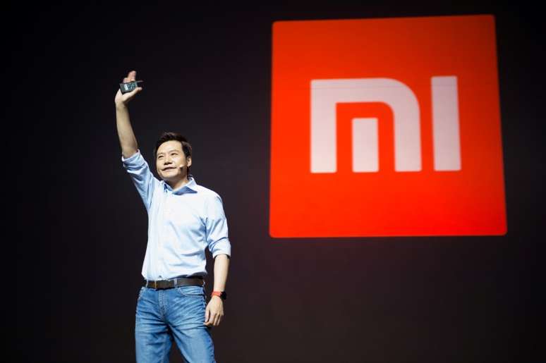  Lei Jun, fundador e presidente-executivo da chinesa Xiaomi, gesticula durante lan&ccedil;amento de novos produtos da companhia em Pequim 27/098/ 2016.  REUTERS/Stringer 