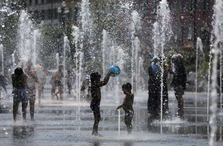 Pessoas se refrescam em Nice, em meio a altas temperaturas e alerta na França 1/8/2018 REUTERS/Eric Gaillard 
