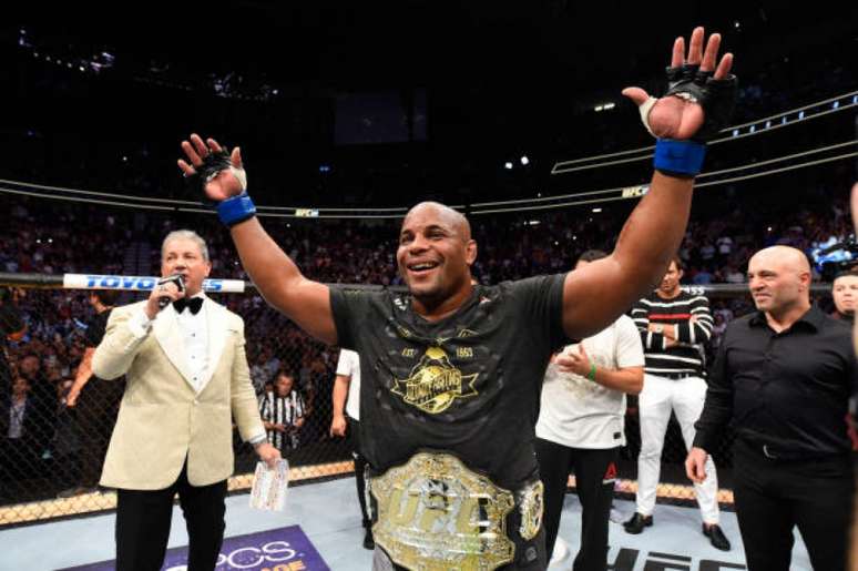 Daniel Cormier, atual campeão de duas categorias distintas, quer enfrentar Brock Lensar (Foto: Getty Images/UFC)