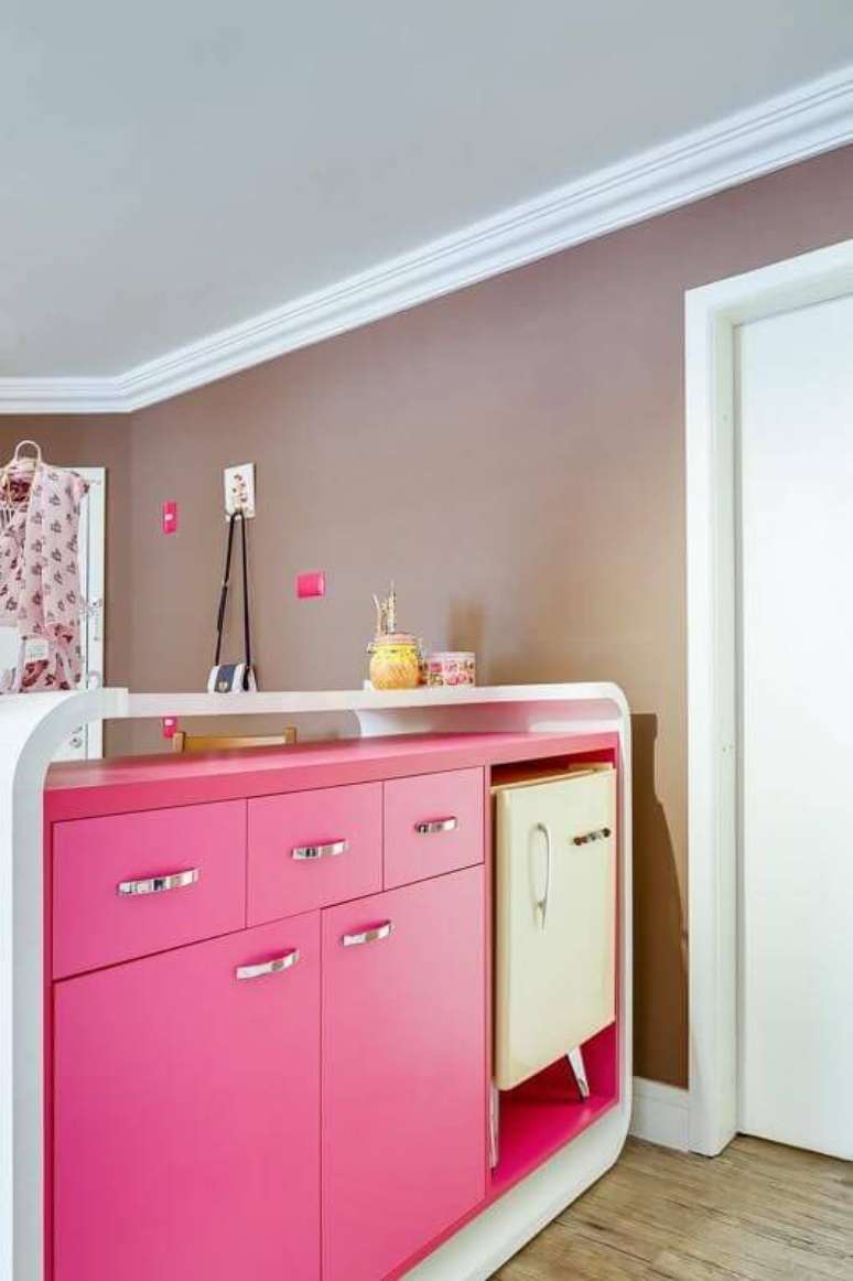 20. Atelier com armário em rosa pink com espaço para frigobar. Projeto de Juliana Lahoz