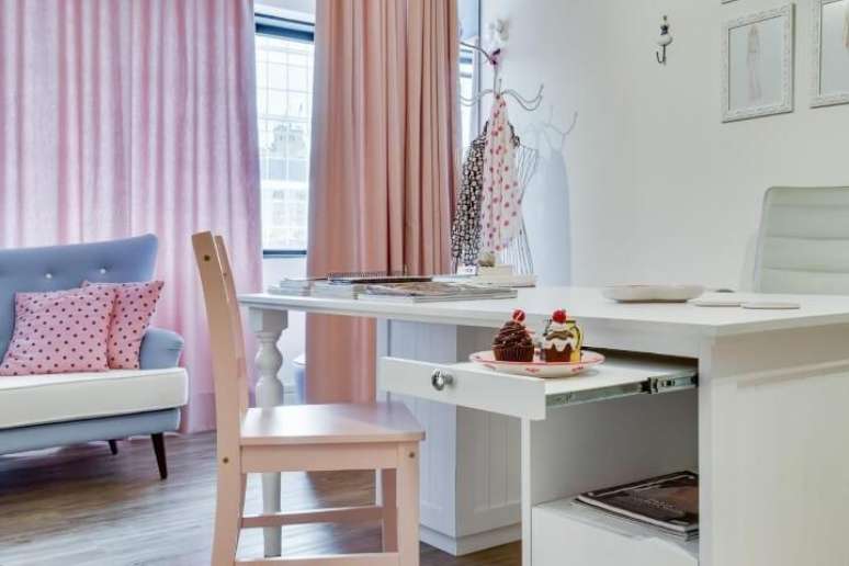 21. Atelier com tons de rosa nas cortinas, almofadas e cadeira. Projeto de Juliana Lahoz