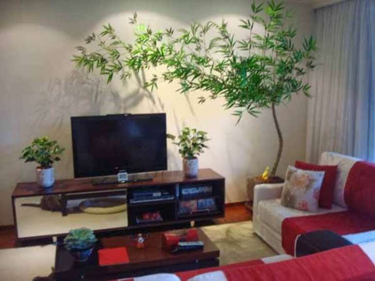 11- O bambu moss&ocirc; artificial iluminado destaca-se na sala de televis&atilde;o. Fonte: Fonte Pinterest