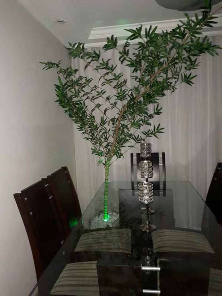 13- Na pequena sala de jantar o bambu mossô artificial chama atenção pelo seu volume. Fonte: Pinterest