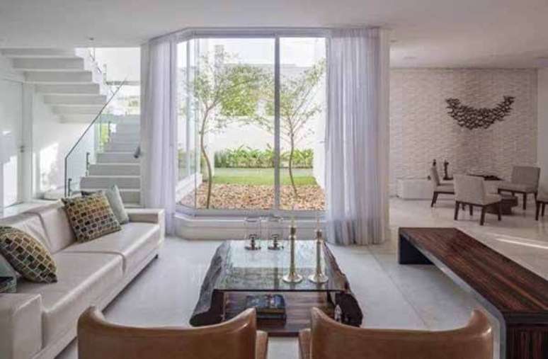 9- O bambu moss&ocirc; plantado no jardim externo completa a decora&ccedil;&atilde;o interna de im&oacute;vel com decora&ccedil;&atilde;o moderna. Fonte: Eflfurniture