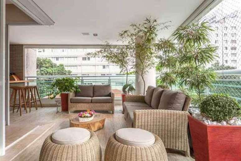 6- O bambu moss&ocirc; completa a decora&ccedil;&atilde;o de varanda com m&oacute;veis em fibra natural. Foto:Juliane Cardoso