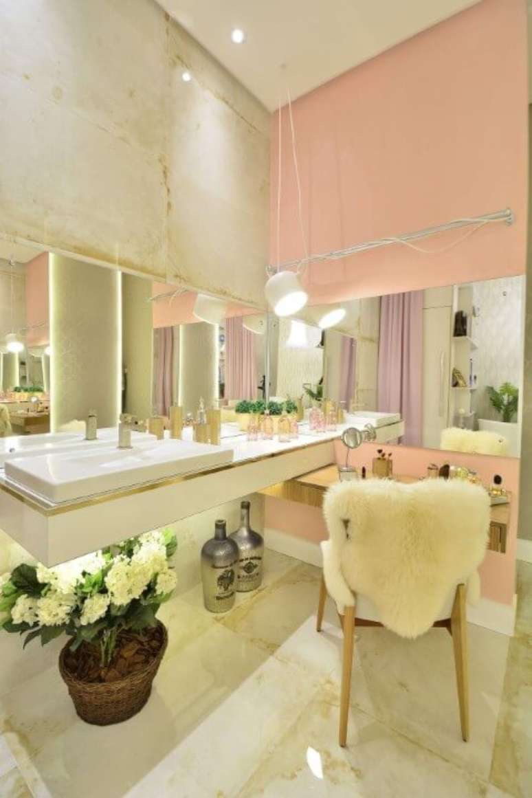 19. Banheiro moderno com parede rosa clara com espelhos. Projeto de Casa Cor 2016