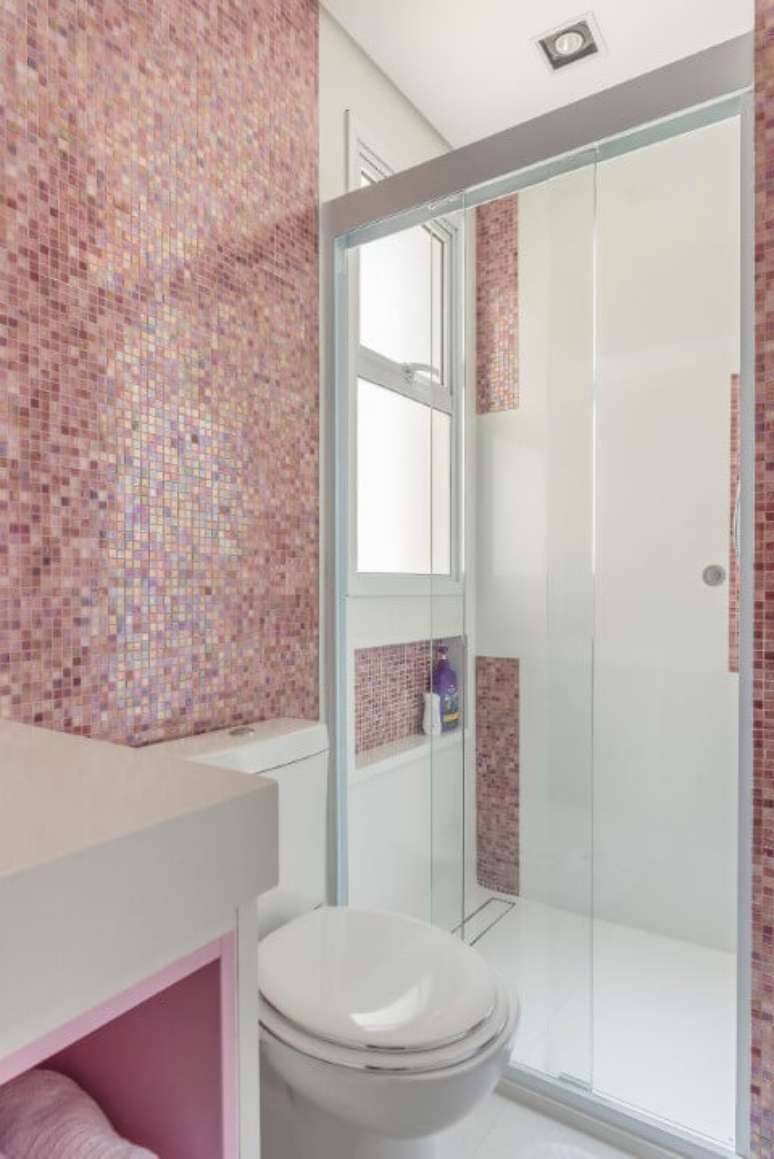 9. Banheiro com pastilhas furta-cor em tons de rosa. Projeto de Idealizzare Arquitetura