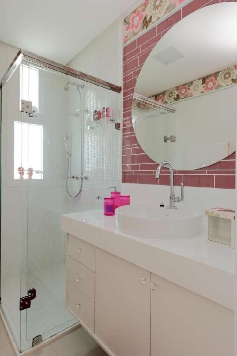 18. Banheiro com revestimentos rosa e com flores. Projeto de Rodrigo Fonseca