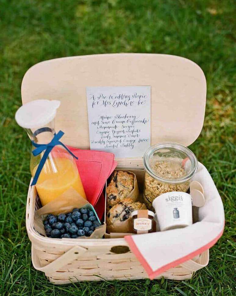 13. Uma cestina de piquenique é perfeita para a festa na caixa simples – Foto: Martha Stewart Weddings