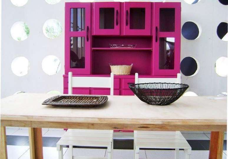11. Cozinha com armário em rosa bem forte. Projeto de Alerson Márcio