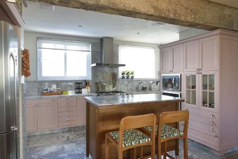 12. Armários em tom de rosa claro na cozinha. Projeto de Manarelli Guimarães