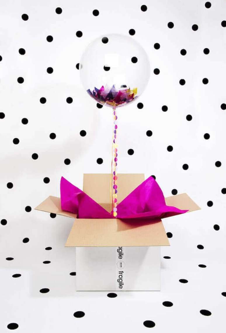 14. Alguns modelos de bola podem deixar a decora&ccedil;&atilde;o de sua caixa para festa ainda mais especial &ndash; Foto: Brit + Co