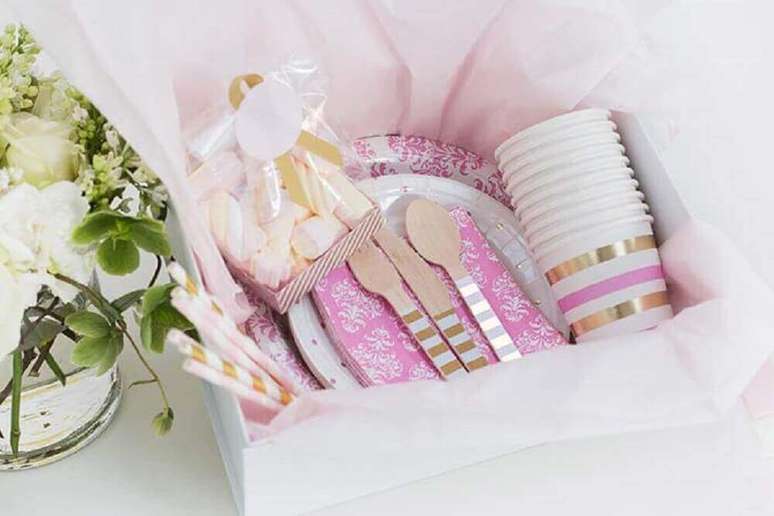 16. Decoração super delicada em tons de branco e rosa para festa na caixa para amiga – Foto: Uniqdays