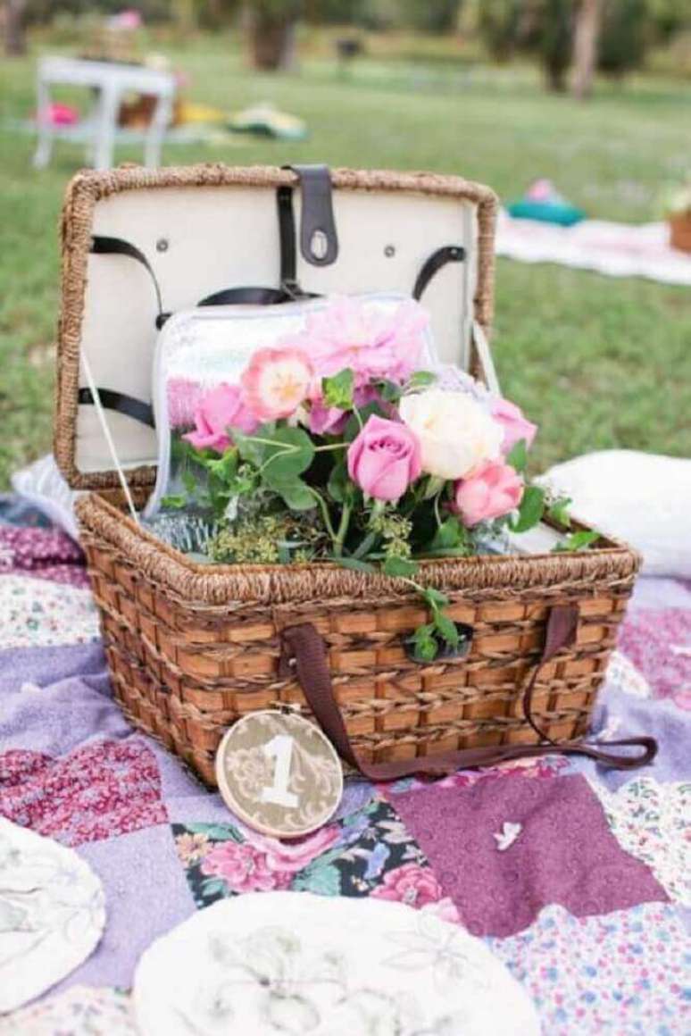 22. Festa na caixa feita com cesta de vime – Foto: Weddingomania