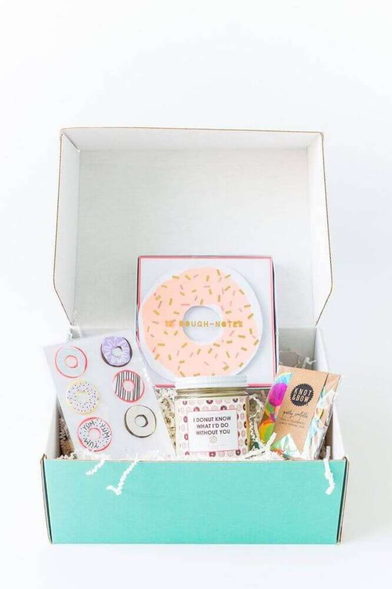 23. Decora&ccedil;&atilde;o simples para festa na caixa para amiga &ndash; Foto: Home Decoo